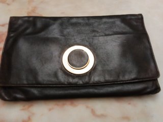Borsa in pelle marrone con dettaglio dorato