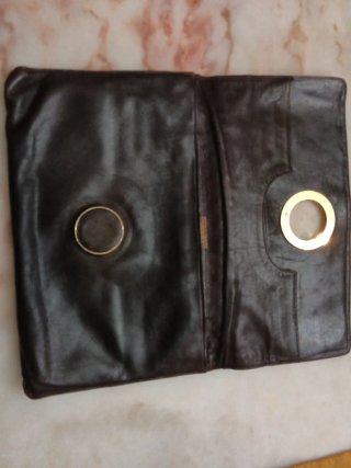 Borsa in pelle marrone con dettaglio dorato