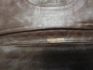Borsa in pelle marrone con dettaglio dorato