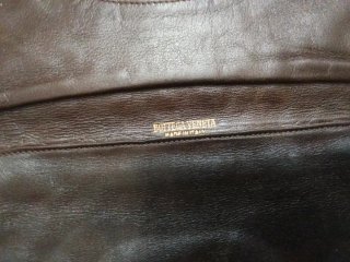 Borsa in pelle marrone con dettaglio dorato