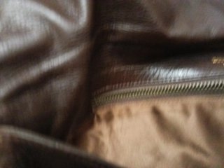 Borsa in pelle marrone con dettaglio dorato