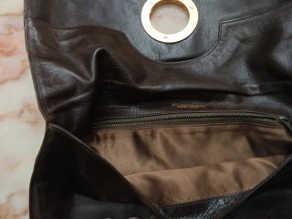 Borsa in pelle marrone con dettaglio dorato