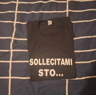T-shirt nera SOLLECITAMI STO...