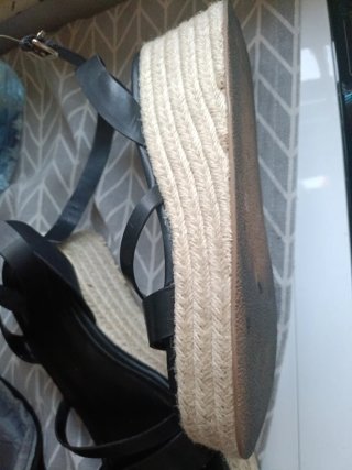 Sandalias negras con cuña de esparto