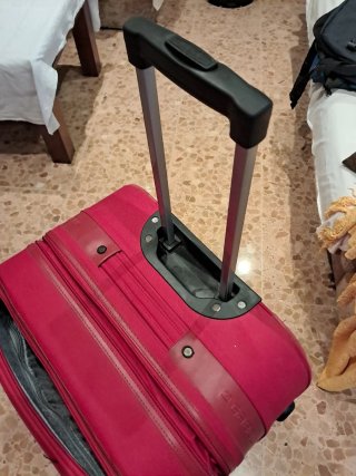 Maleta de viaje roja