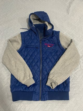 Chaqueta con capucha y mangas desmontables.
