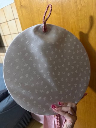 Cappello decorativo rosa e bianco