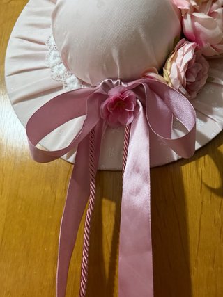 Cappello decorativo rosa e bianco