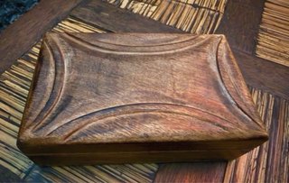 Caja de madera tallada artesanal