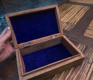 Caja de madera tallada artesanal