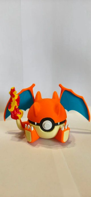 Figura Pokeball Charizard