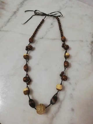 Collar étnico de madera y tela