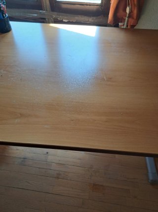 Escritorio de madera y metal