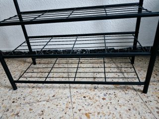Zapatera metálica negra de 3 niveles