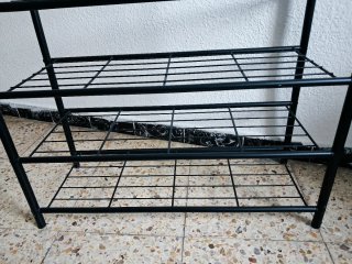 Zapatera metálica negra de 3 niveles