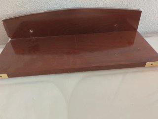 Estantería de madera marrón