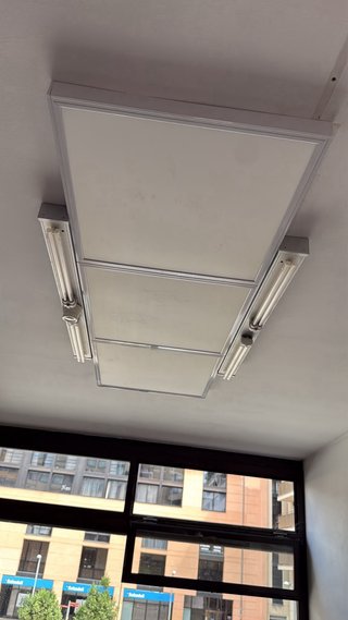 Luminaria Clínica UV con Sensor de Presencia