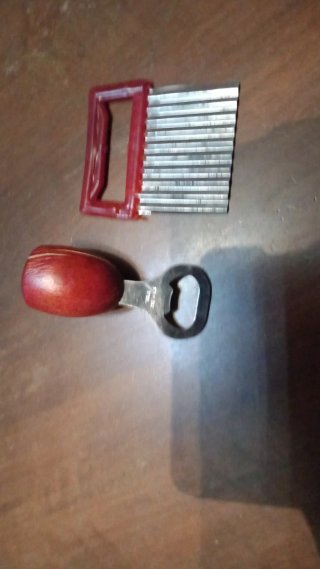 Apribottiglie e Taglia Cipolla Rosso