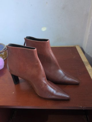 Botines tacón punta marrones