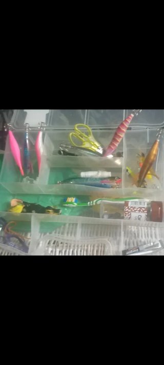 Caja de señuelos de pesca + señuelos con 18 piezas