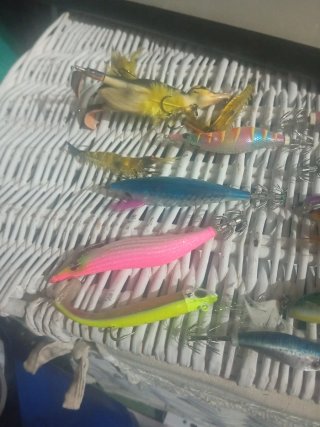 Caja de señuelos de pesca + señuelos con 18 piezas