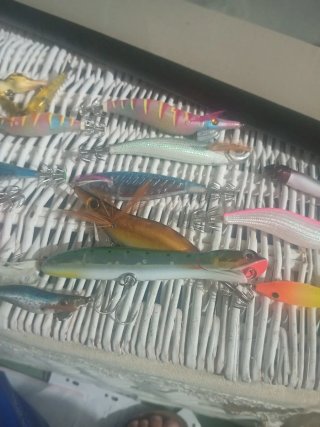 Caja de señuelos de pesca + señuelos con 18 piezas
