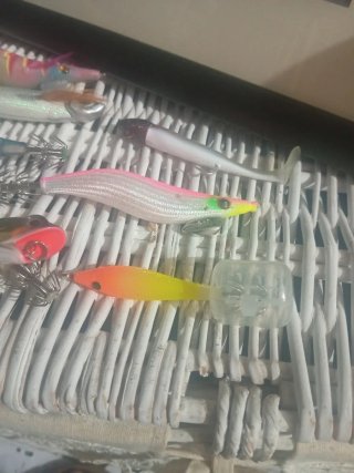 Caja de señuelos de pesca + señuelos con 18 piezas