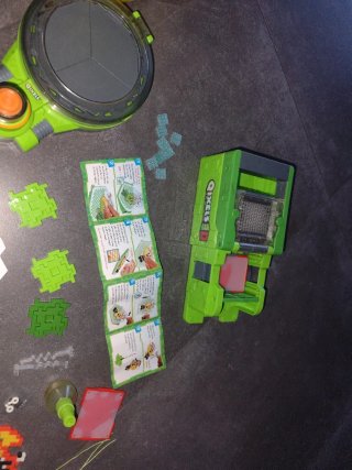 2 Juegos Qixels 3D + Caja Mickey Mouse