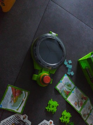 2 Juegos Qixels 3D + Caja Mickey Mouse