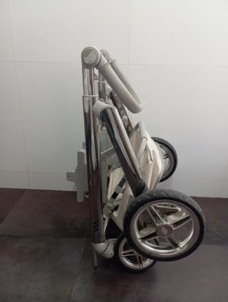 Carro de bebé gris y blanco