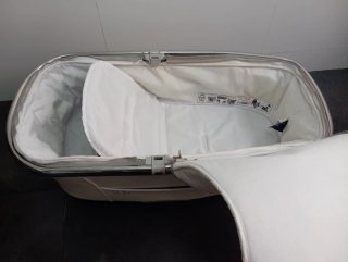 Carro de bebé gris y blanco