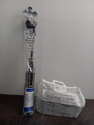 Carro de bebé gris y blanco