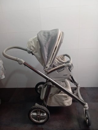 Carro de bebé gris y blanco