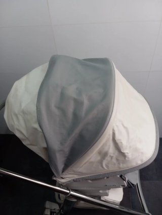 Carro de bebé gris y blanco
