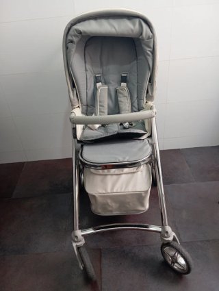Carro de bebé gris y blanco