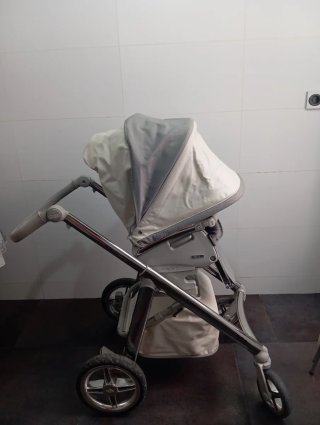 Carro de bebé gris y blanco