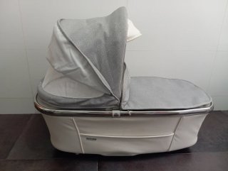 Carro de bebé gris y blanco