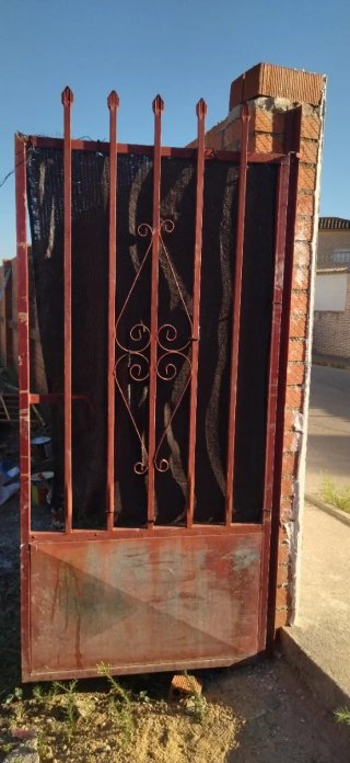 Puerta exterior de hierro.