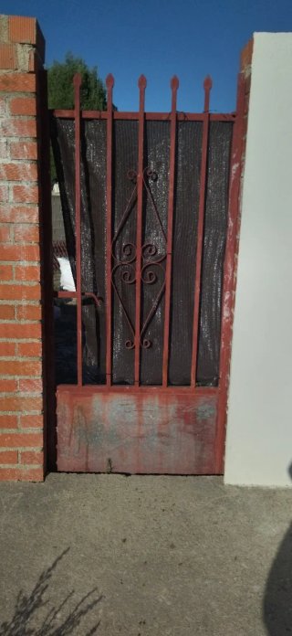 Puerta exterior de hierro.