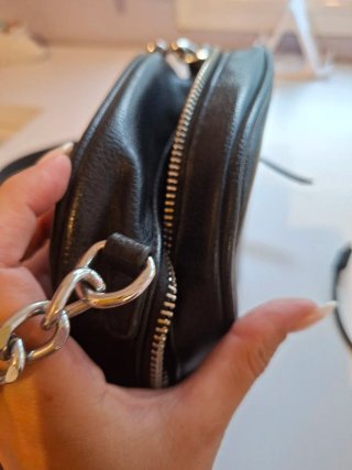 Bolso negro con cadena