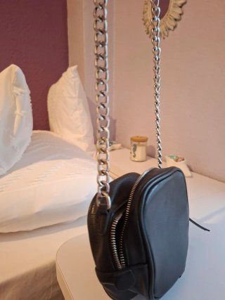 Bolso negro con cadena