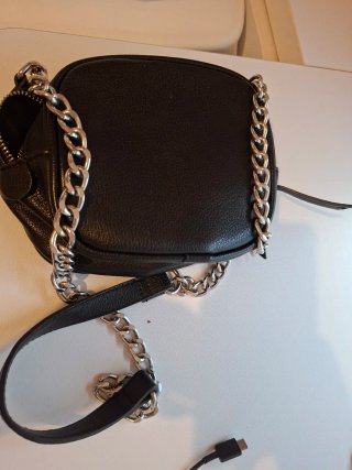 Bolso negro con cadena