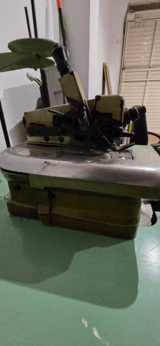 Máquina Overlock con mesa y pedal. A recoger 1/08