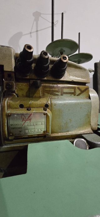 Máquina Overlock con mesa y pedal. A recoger 1/08