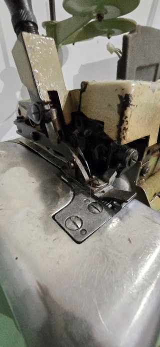 Máquina Overlock con mesa y pedal. A recoger 1/08