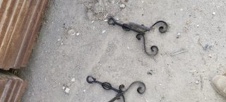 Macetero de forja negro con diseño curvo