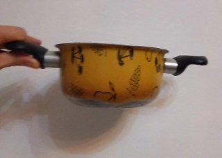 Pentola gialla con decorazioni frutta