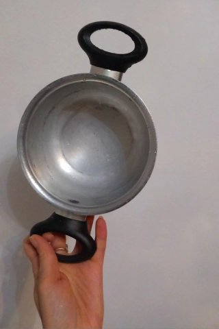 Pentola gialla con decorazioni frutta