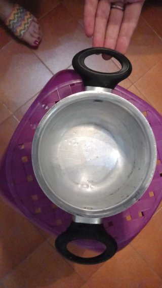 Pentola gialla con decorazioni frutta