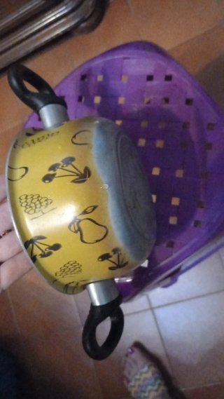 Pentola gialla con decorazioni frutta